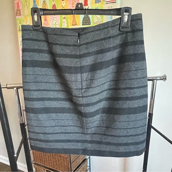Size 6 Banana Republic wool skirt, very gently worn - Picture 3 of 3